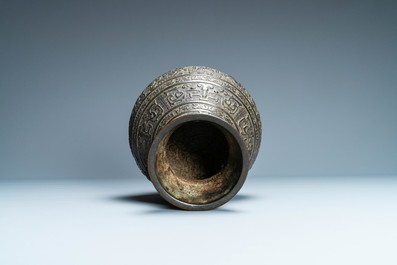 Een Chinese archa&iuml;sche bronzen 'hu' vaas met inscripties, 17/18e eeuw