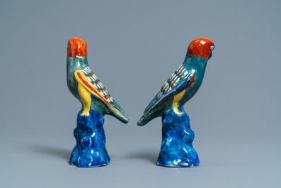 Een paar polychrome Delftse modellen van papegaaien, 18e eeuw