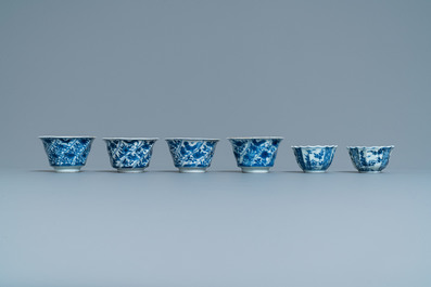 Zes Chinese blauw-witte koppen en schotels en elf miniatuurvaasjes, Kangxi
