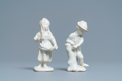 Une paire de figures d'un gar&ccedil;on et d'une fille en fa&iuml;ence blanche de Delft, 18&egrave;me