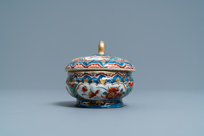 Een polychrome Delftse dor&eacute; kruidendoos met deksel, 1e kwart 18e eeuw