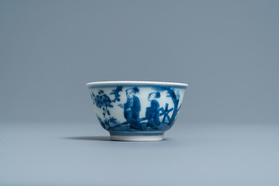 Deux assiettes et une tasse et soucoupe en porcelaine d'Arita en bleu et blanc, Japon, Edo, 17/18&egrave;me