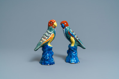 Une paire de mod&egrave;les de perroquets en fa&iuml;ence de Delft polychrome, 18&egrave;me