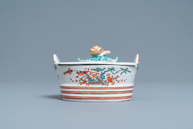 A Dutch Delft polychrome petit feu Kakiemon-style butter tub with a snail finial, 18th C.