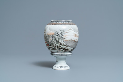 Une lanterne en porcelaine de Chine coquille d'oeuf &agrave; d&eacute;cor d'un paysage hivernale, R&eacute;publique