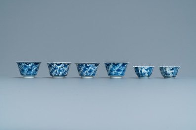 Zes Chinese blauw-witte koppen en schotels en elf miniatuurvaasjes, Kangxi