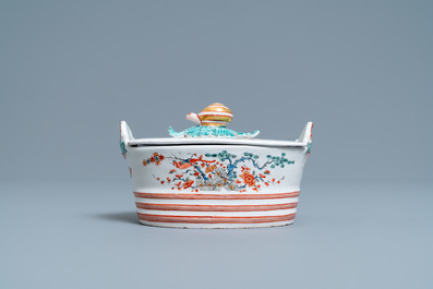 A Dutch Delft polychrome petit feu Kakiemon-style butter tub with a snail finial, 18th C.