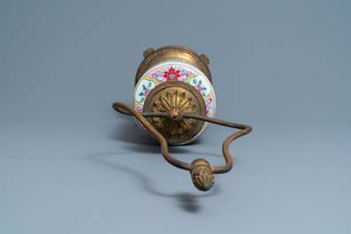 Un vase de forme rouleau en porcelaine de Chine famille rose mont&eacute; en lampe, 19&egrave;me