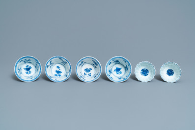Six tasses et soucoupes et onze vases miniatures en porcelaine de Chine en bleu et blanc, Kangxi