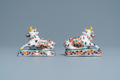 Une paire de mod&egrave;les de vaches en fa&iuml;ence de Delft polychrome, 18&egrave;me