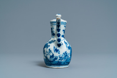 Een blauw-witte Delftse chinoiserie wijnkan met deksel, 18e eeuw