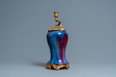 Een Chinese flamb&eacute; vaas met verguld brons tot kandelaar gemonteerd, 19e eeuw