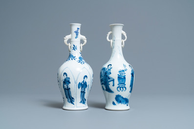Twee Chinese blauw-witte vazen met olifantenoren, Kangxi