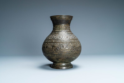 A Chinese archaic bronze inscribed 'hu' vase, 17/18th C.