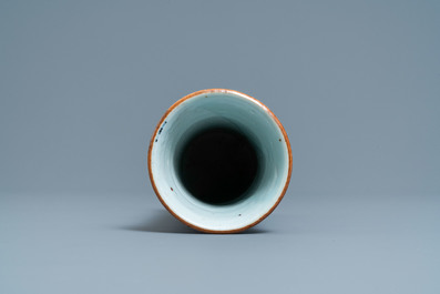 Un vase en porcelaine de Chine en bleu et blanc, &eacute;poque Transition