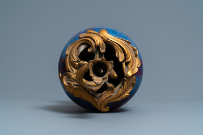 Een Chinese flamb&eacute; vaas met verguld brons tot kandelaar gemonteerd, 19e eeuw