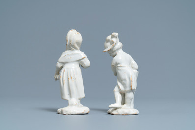 Une paire de figures d'un gar&ccedil;on et d'une fille en fa&iuml;ence blanche de Delft, 18&egrave;me