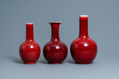 Trois vases de forme bouteille en porcelaine de Chine sang de boeuf monochrome, 19/20&egrave;me