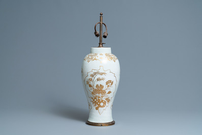 Un vase en porcelaine de Chine &agrave; d&eacute;cor dor&eacute; sur bianco sopra bianco mont&eacute; en lampe, Qianlong
