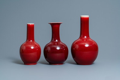Drie Chinese flesvormige monochrome sang-de-boeuf vazen, 19/20e eeuw