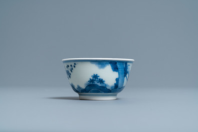 Twee blauw-witte Japanse Arita borden en een kop en schotel, Edo, 17/18e eeuw