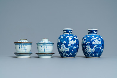 Une paire de pots couverts et une paire de bols couverts sur supports en porcelaine de Chine en bleu et blanc, 19&egrave;me