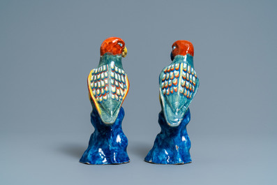 Une paire de mod&egrave;les de perroquets en fa&iuml;ence de Delft polychrome, 18&egrave;me