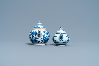 Twee blauw-witte Delftse theepotten met deksels, 18e eeuw
