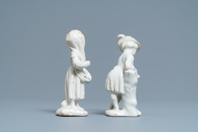 Une paire de figures d'un gar&ccedil;on et d'une fille en fa&iuml;ence blanche de Delft, 18&egrave;me