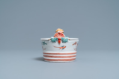 Un beurrier au fretel en forme d'escargot en fa&iuml;ence de Delft polychrome petit feu de style Kakiemon, 18&egrave;me