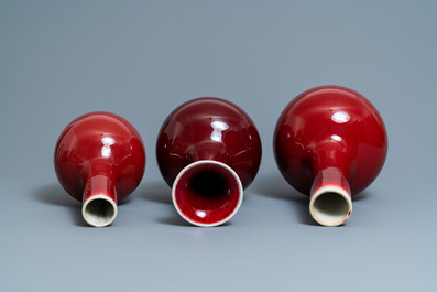 Trois vases de forme bouteille en porcelaine de Chine sang de boeuf monochrome, 19/20&egrave;me