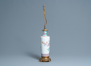Un vase de forme rouleau en porcelaine de Chine famille rose mont&eacute; en lampe, 19&egrave;me