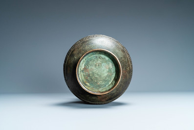 A Chinese archaic bronze inscribed 'hu' vase, 17/18th C.