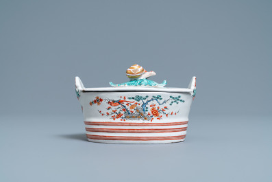 Een polychrome Delftse petit feu Kakiemon-stijl botervloot met een slak, 18e eeuw