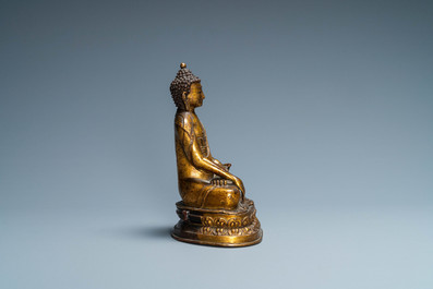 Een Sino-Tibetaanse vergulde bronzen figuur van Boeddha Shakyamuni, 18/19e eeuw