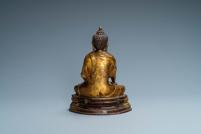 Een Sino-Tibetaanse vergulde bronzen figuur van Boeddha Shakyamuni, 18/19e eeuw