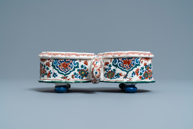 A Dutch Delft cashmere palette cruet set on stand, 1st quarter 18th C.