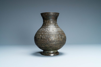 Een Chinese archa&iuml;sche bronzen 'hu' vaas met inscripties, 17/18e eeuw