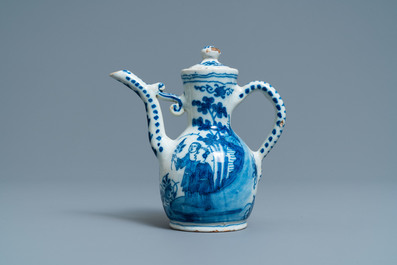 Een blauw-witte Delftse chinoiserie wijnkan met deksel, 18e eeuw