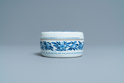 A round Chinese blue and white box and cover, Kangxi