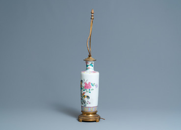 Een Chinese famille rose rouleau 'hanen' vaas tot lamp gemonteerd, 19e eeuw