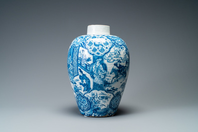 Un grand vase exceptionnel en fa&iuml;ence de Delft en bleu et blanc &agrave; d&eacute;cor de chinoiserie, 17/18&egrave;me