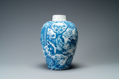 Een uitzonderlijke grote blauw-witte Delftse chinoiserie vaas, 17/18e eeuw