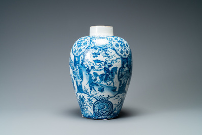 Een uitzonderlijke grote blauw-witte Delftse chinoiserie vaas, 17/18e eeuw