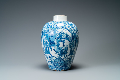 Un grand vase exceptionnel en fa&iuml;ence de Delft en bleu et blanc &agrave; d&eacute;cor de chinoiserie, 17/18&egrave;me