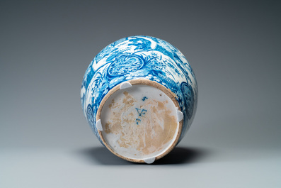 Un grand vase exceptionnel en fa&iuml;ence de Delft en bleu et blanc &agrave; d&eacute;cor de chinoiserie, 17/18&egrave;me