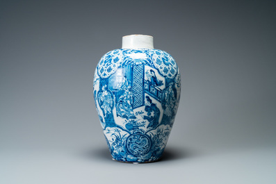 Un grand vase exceptionnel en fa&iuml;ence de Delft en bleu et blanc &agrave; d&eacute;cor de chinoiserie, 17/18&egrave;me