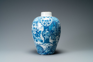 Un grand vase exceptionnel en fa&iuml;ence de Delft en bleu et blanc &agrave; d&eacute;cor de chinoiserie, 17/18&egrave;me