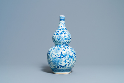 Een Chinese blauw-witte kalebasvaas, 19e eeuw
