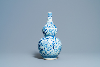 A Chinese blue and white double gourd vase, 19th C.